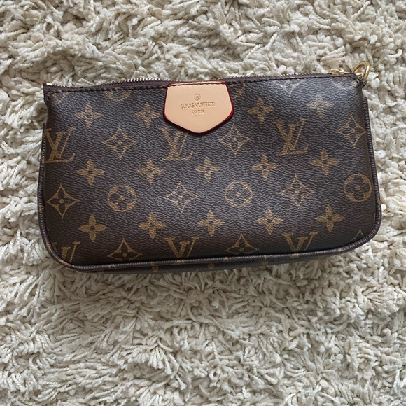 F*KE LV BAG SET. Like new, no scratches,marks,or any signs of wear! - Picture 4 of 9